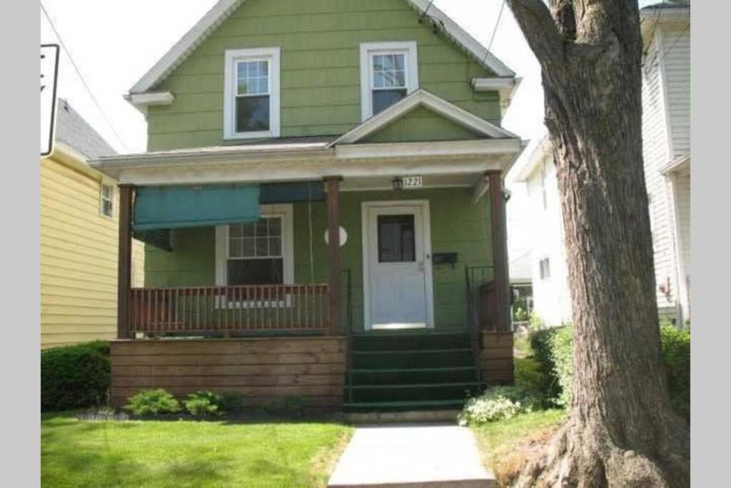 The Oakwood Cottage- With Private Yard & Parking, Minutes From Falls & Casino By Niagara Hospitality Niagara Falls Esterno foto