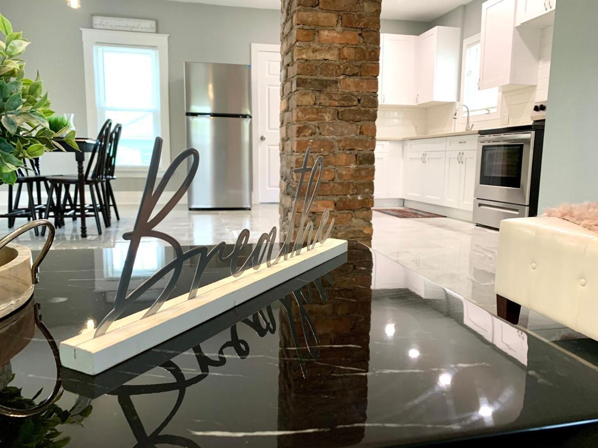 The Oakwood Cottage- With Private Yard & Parking, Minutes From Falls & Casino By Niagara Hospitality Niagara Falls Esterno foto