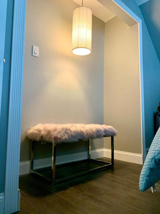 The Oakwood Cottage- With Private Yard & Parking, Minutes From Falls & Casino By Niagara Hospitality Niagara Falls Esterno foto