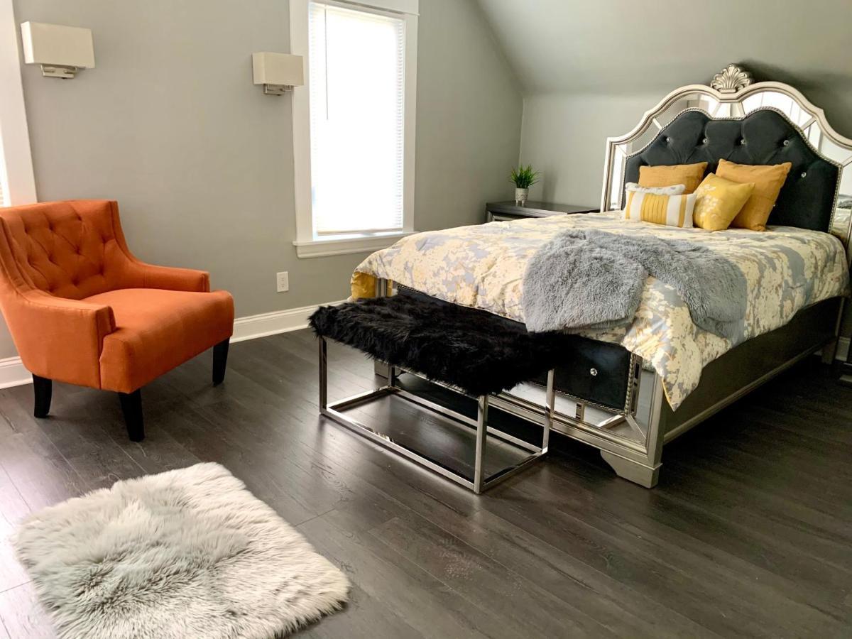 The Oakwood Cottage- With Private Yard & Parking, Minutes From Falls & Casino By Niagara Hospitality Niagara Falls Esterno foto