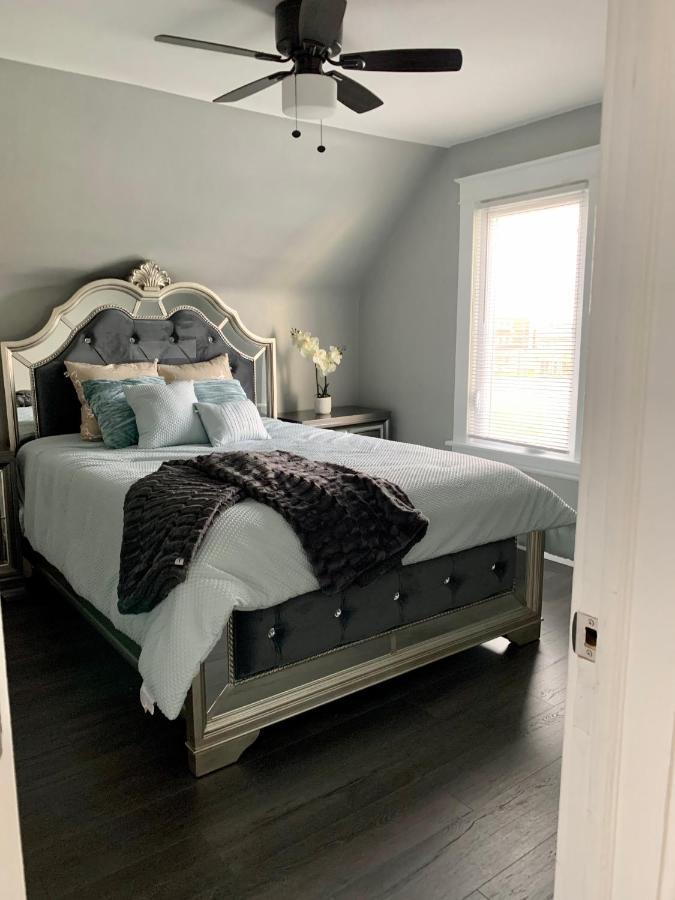 The Oakwood Cottage- With Private Yard & Parking, Minutes From Falls & Casino By Niagara Hospitality Niagara Falls Esterno foto